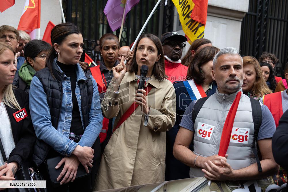 Gathering in support of the workers on strike of Vertbaudet - Paris