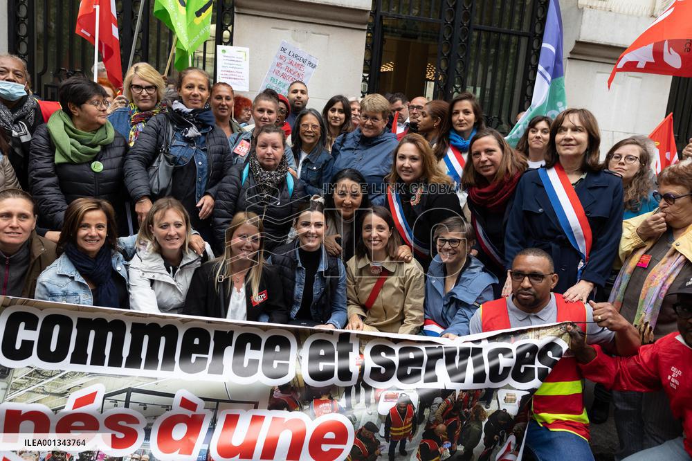 Gathering in support of the workers on strike of Vertbaudet - Paris
