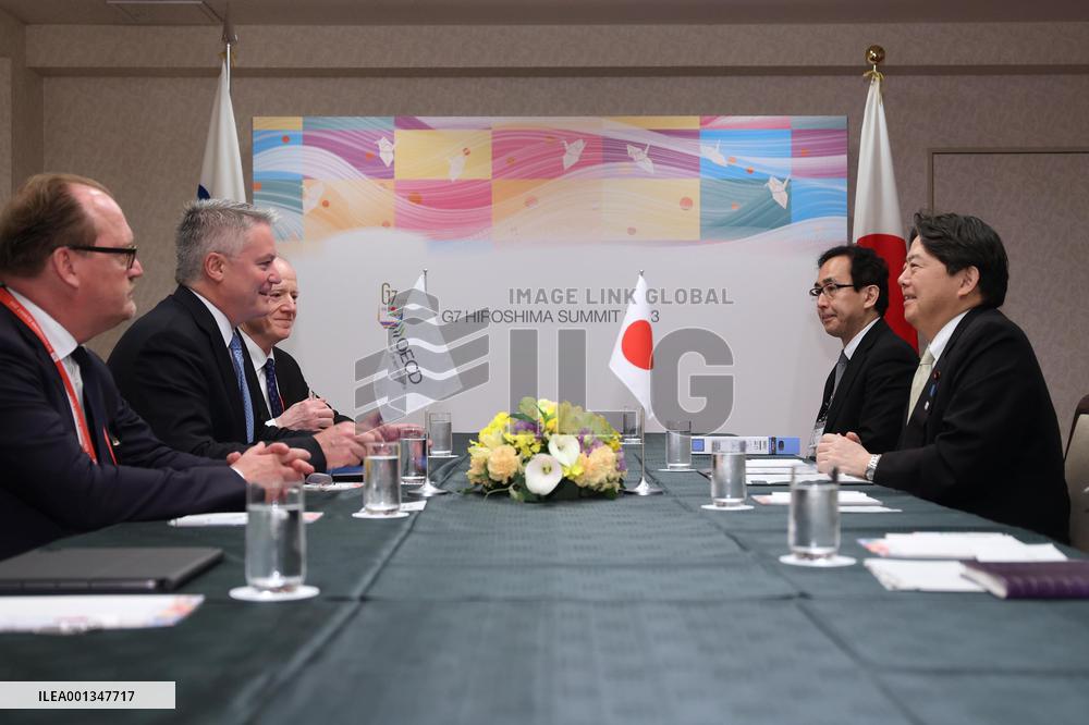 Japan foreign minister meets OECD secretary general