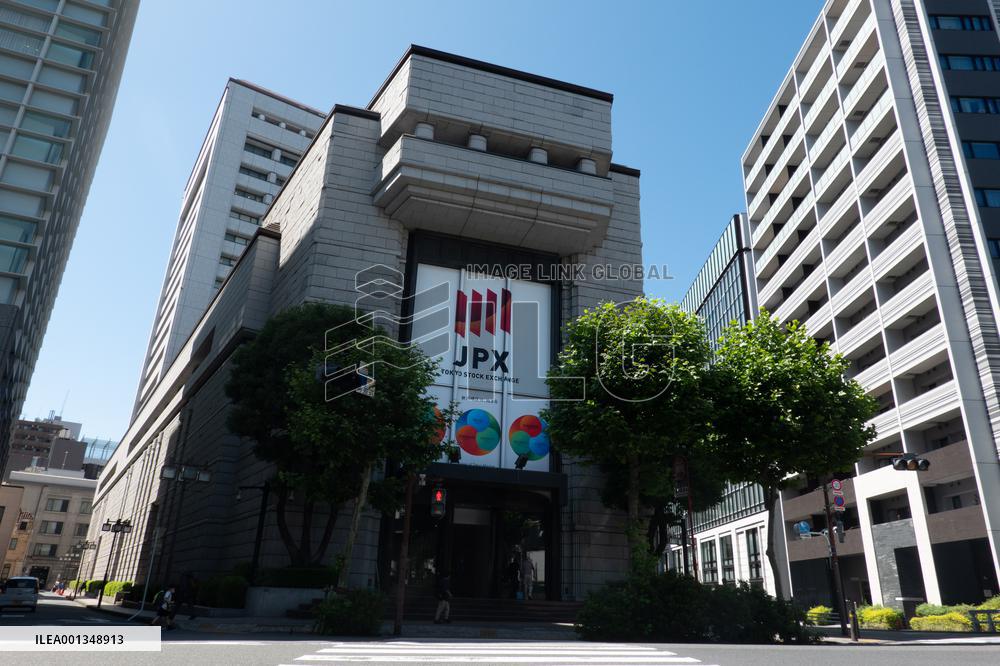 JAPAN-TOKYO-STOCK MARKET-FALL