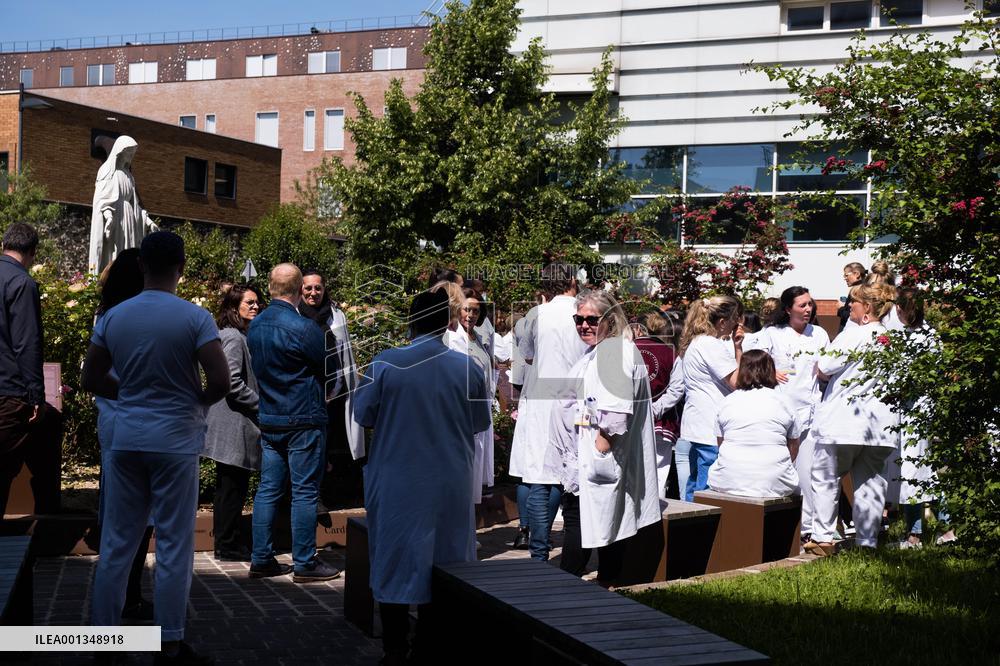 A Minute's Silence By Hospital Staff At Saint Joseph Hospital - Paris