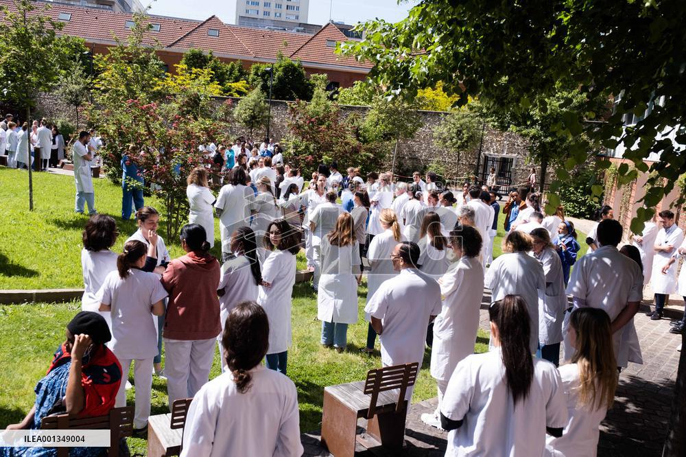 A Minute's Silence By Hospital Staff At Saint Joseph Hospital - Paris