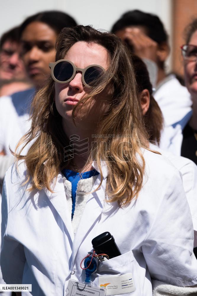 A Minute's Silence By Hospital Staff At Saint Joseph Hospital - Paris