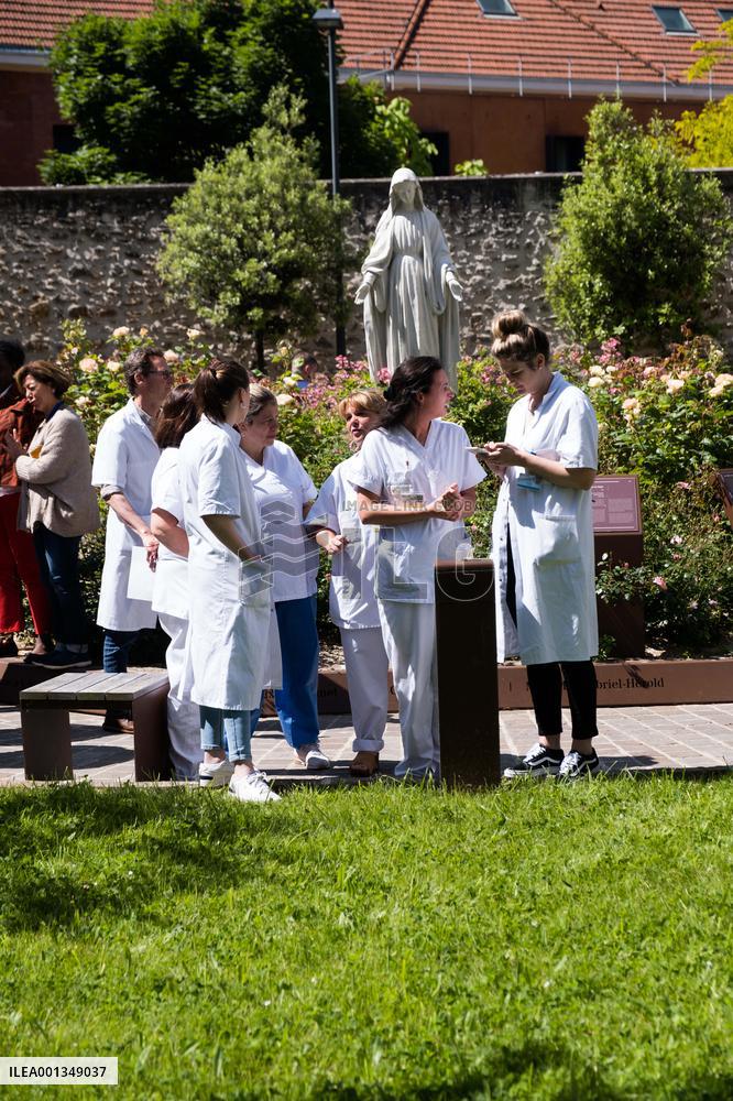 A Minute's Silence By Hospital Staff At Saint Joseph Hospital - Paris
