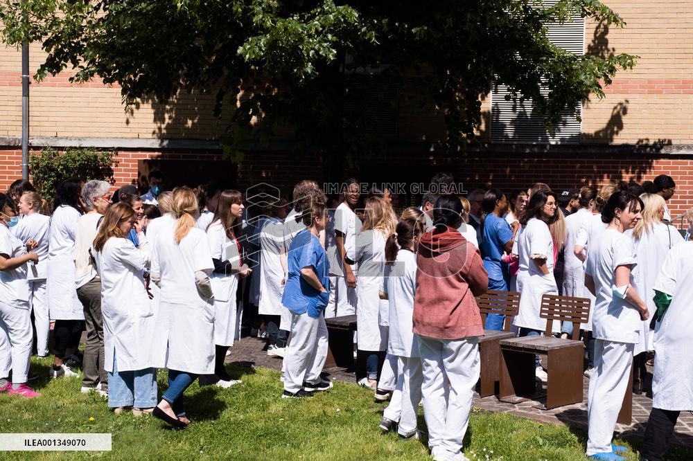 A Minute's Silence By Hospital Staff At Saint Joseph Hospital - Paris