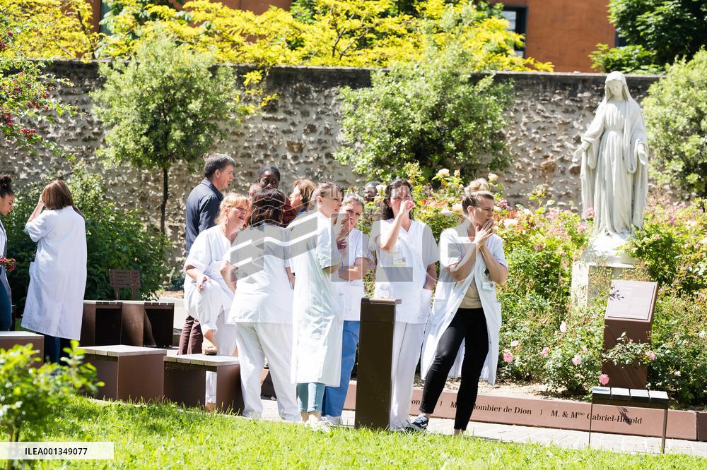 A Minute's Silence By Hospital Staff At Saint Joseph Hospital - Paris