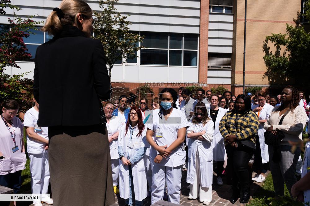 A Minute's Silence By Hospital Staff At Saint Joseph Hospital - Paris