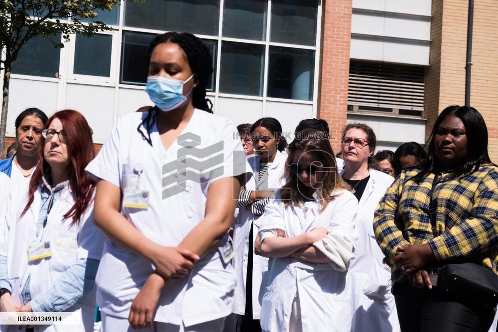 A Minute's Silence By Hospital Staff At Saint Joseph Hospital - Paris