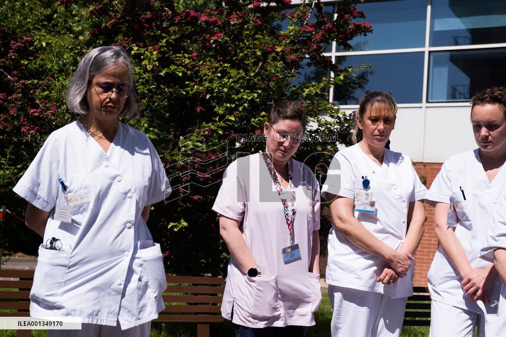 A Minute's Silence By Hospital Staff At Saint Joseph Hospital - Paris