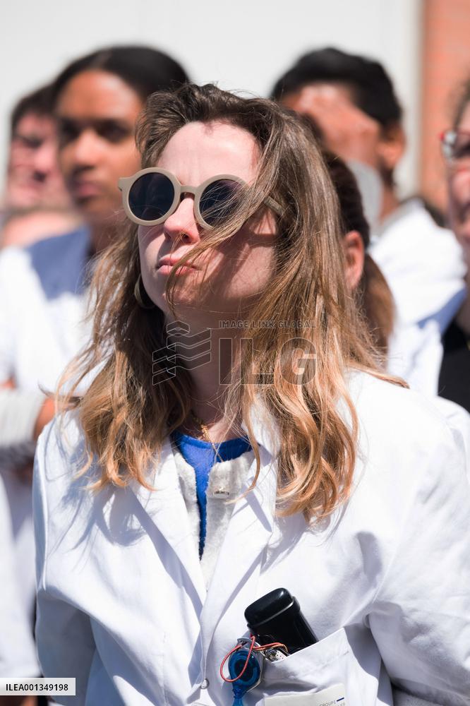 A Minute's Silence By Hospital Staff At Saint Joseph Hospital - Paris