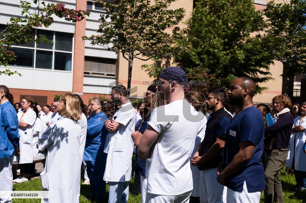 A Minute's Silence By Hospital Staff At Saint Joseph Hospital - Paris