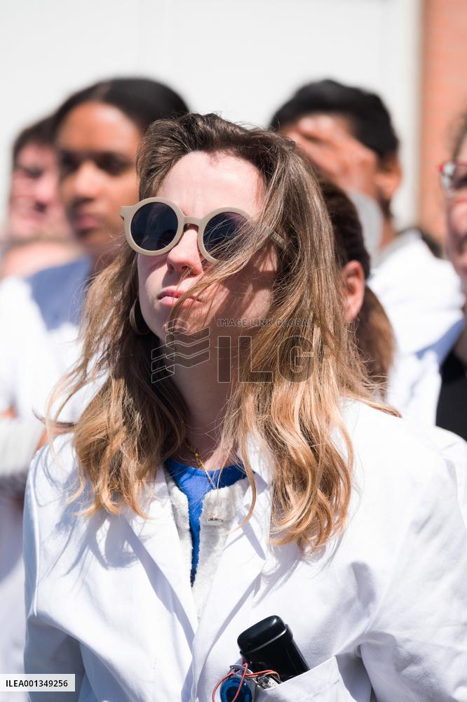 A Minute's Silence By Hospital Staff At Saint Joseph Hospital - Paris