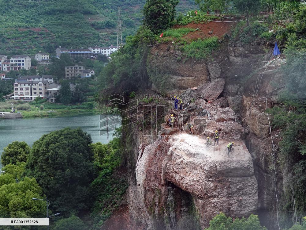 Workers Reinforced A Rock In Yichang