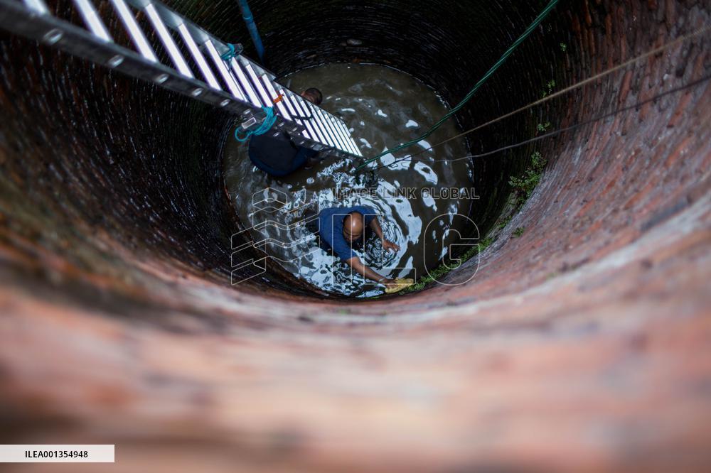 NEPAL-BHAKTAPUR-SITHI NAKHA FESTIVAL-CLEANING