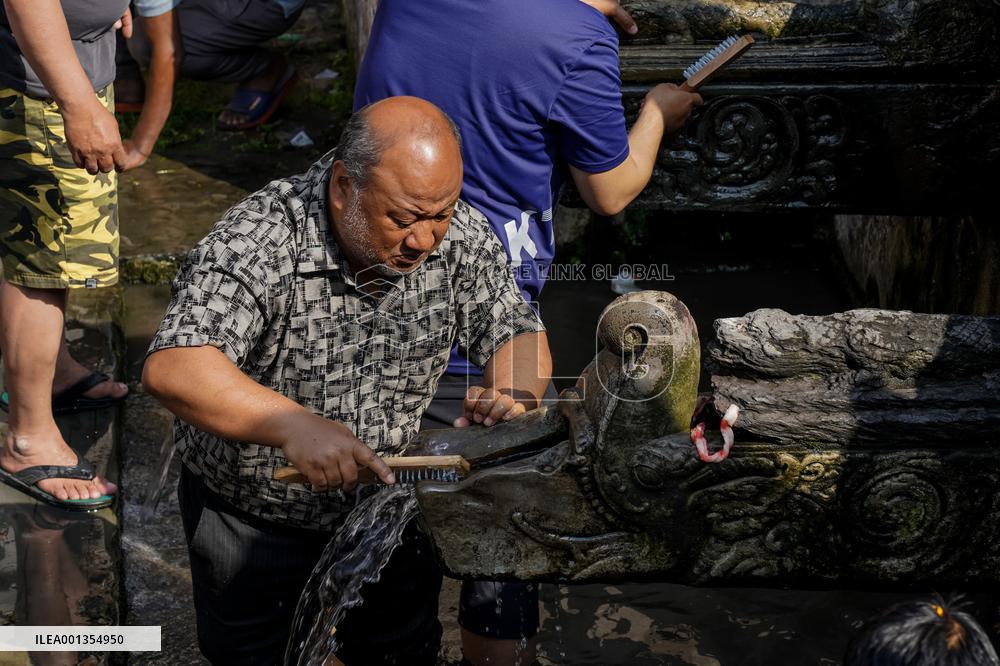 NEPAL-LALITPUR-SITHI NAKHA FESTIVAL-CLEANING