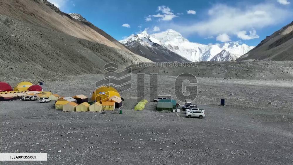 Towards Mt. Qomolangma: departing the base camp