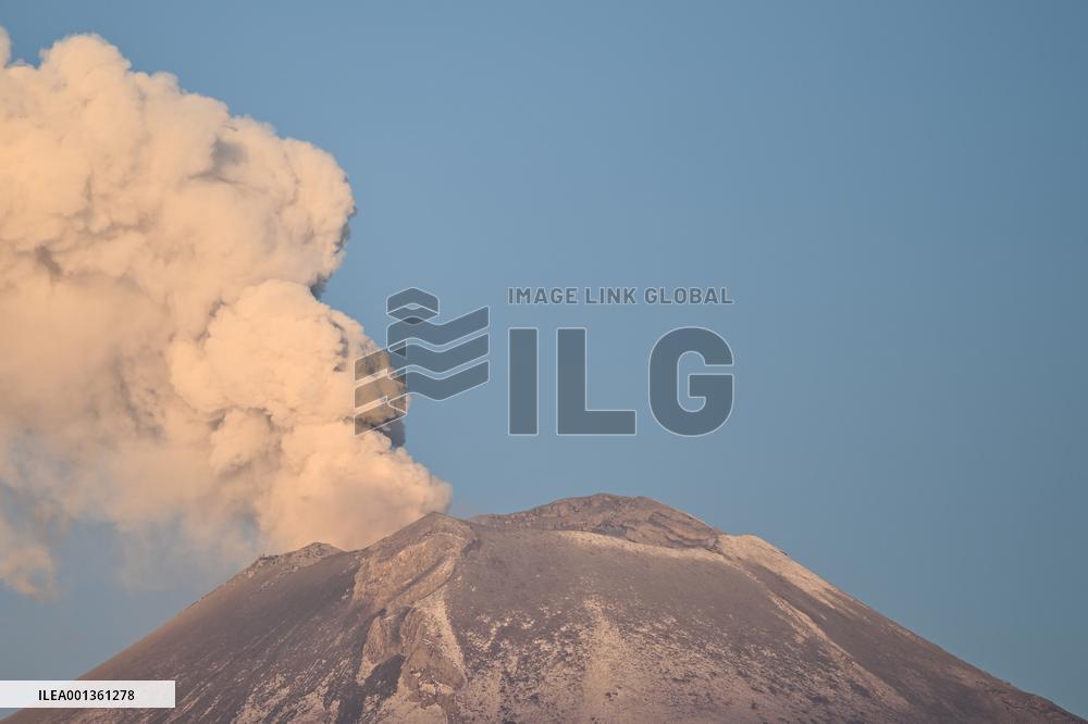 MEXICO-PUEBLA-VOLCANO-POPOCATEPETL