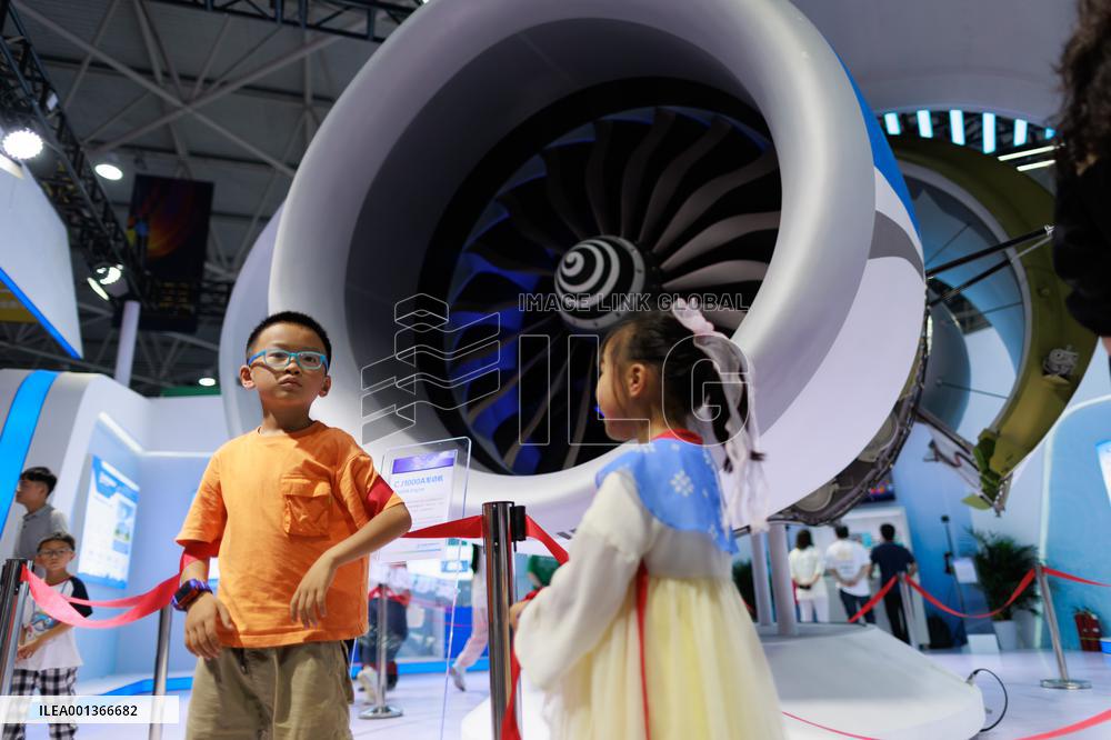 CHINA-GUIZHOU-BIG DATA INDUSTRY EXPO-YOUNGSTERS (CN)