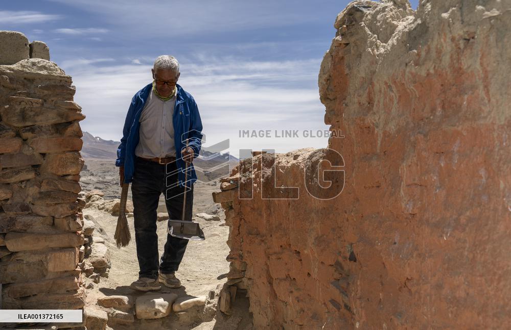 CHINA-TIBET-ZANDA-CULTURAL RELICS-GUARDIAN (CN)