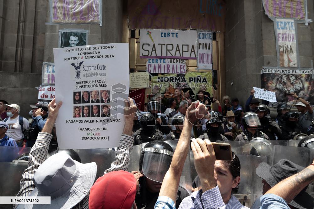 Rallies To Support Supreme Court Of Justice - Mexico