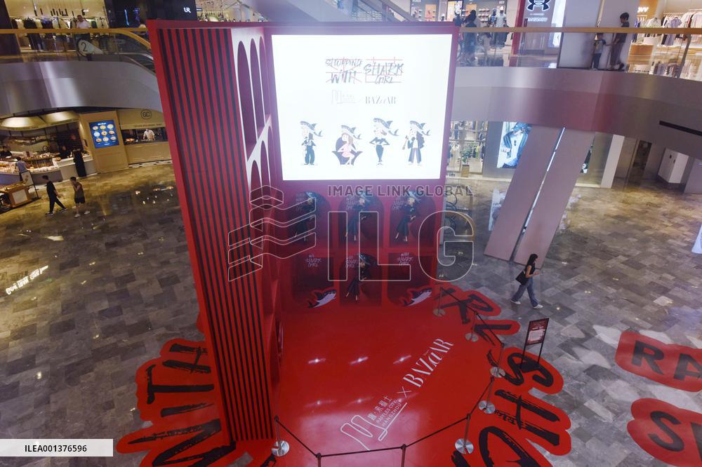 Giant Three-dimensional Magazine