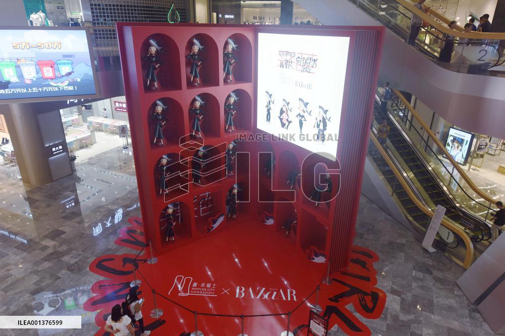 Giant Three-dimensional Magazine