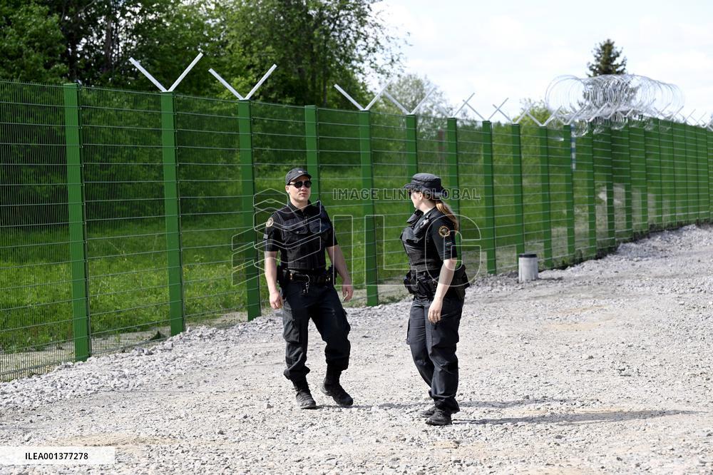 Rajavartiolaitoksen mediatilaisuus raja-aidasta Imatralla