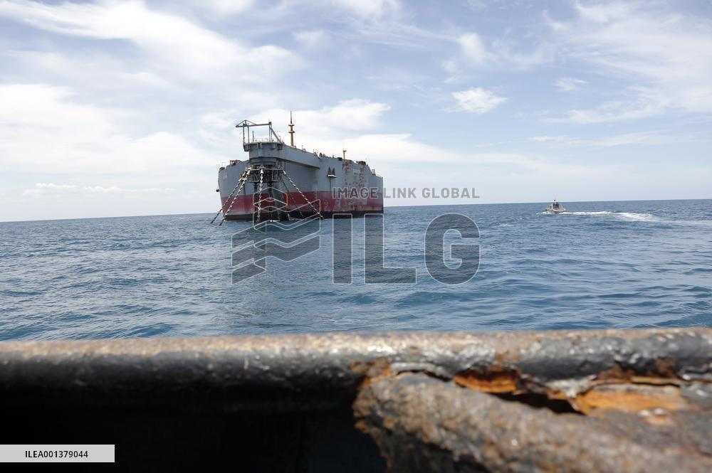 YEMEN-HODEIDAH-DECAYING SUPER OIL TANKER-UN VESSEL-RESCUE PREPARATION