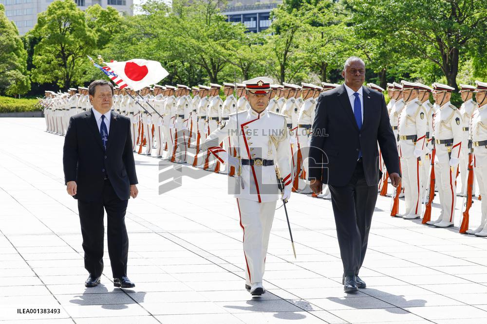 U.S. defense chief in Tokyo