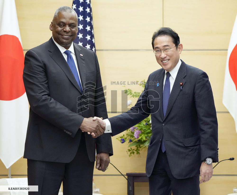 U.S. defense chief in Tokyo