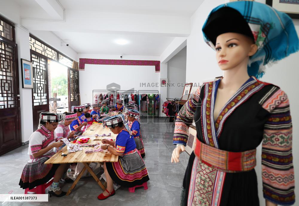 CHINA-YUNNAN-MIAO EMBROIDERY-INDUSTRY (CN)