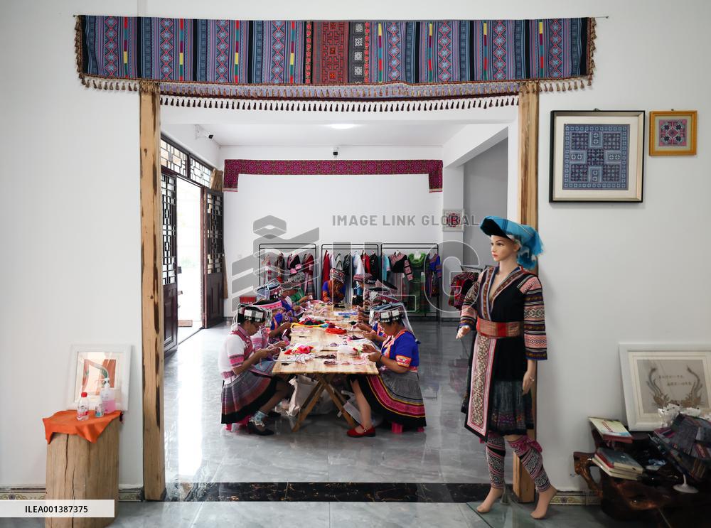 CHINA-YUNNAN-MIAO EMBROIDERY-INDUSTRY (CN)