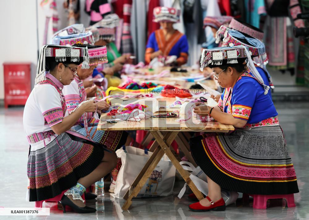 CHINA-YUNNAN-MIAO EMBROIDERY-INDUSTRY (CN)