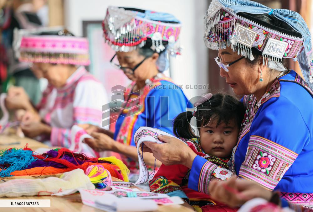 CHINA-YUNNAN-MIAO EMBROIDERY-INDUSTRY (CN)