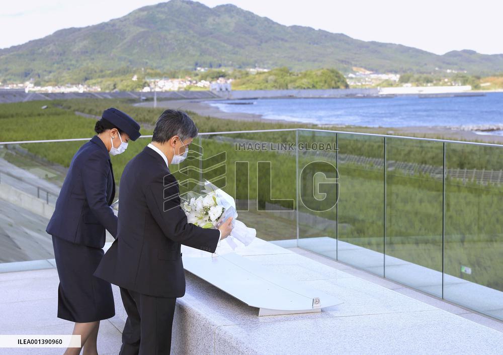 Japanese emperor, empress in tsunami-hit city
