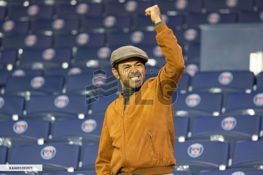 Celebrities watch the PSG-Clermont football match - Paris