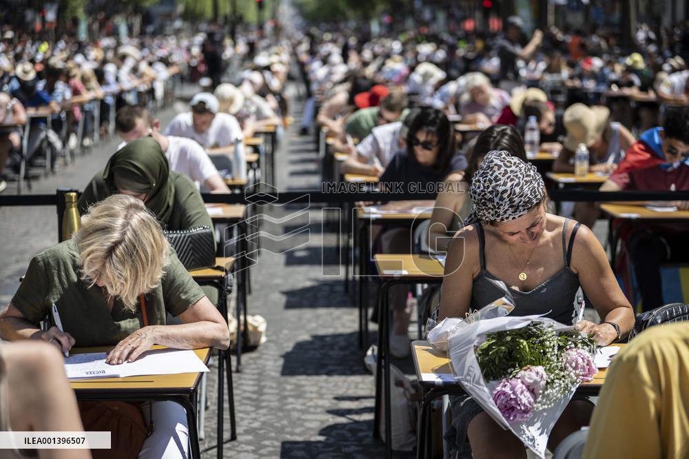 The World's Largest Dictation On The Champs Elysees - Paris