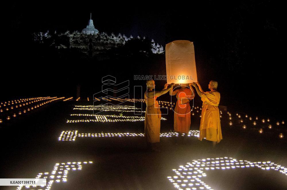 INDONESIA-MAGELANG-BOROBUDUR TEMPLE-VESAK DAY-LANTERN