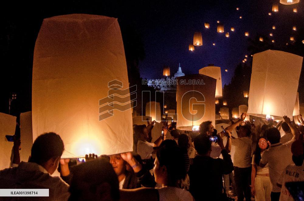 INDONESIA-MAGELANG-BOROBUDUR TEMPLE-VESAK DAY-LANTERN