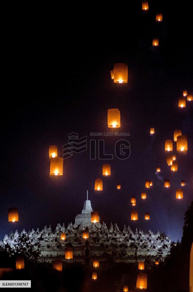 INDONESIA-MAGELANG-BOROBUDUR TEMPLE-VESAK DAY-LANTERN