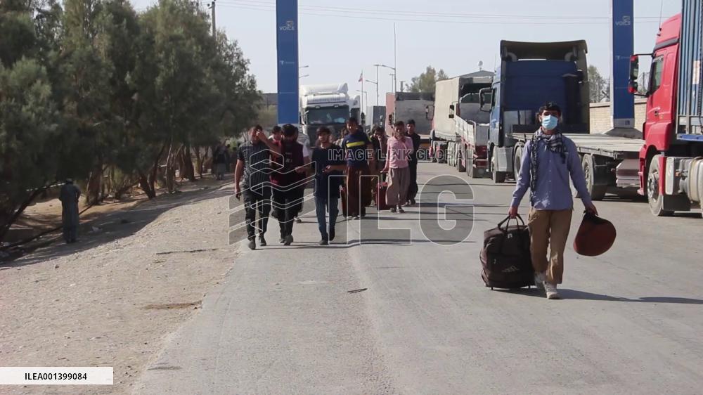 2,106 Afghan refugees return home from Iran