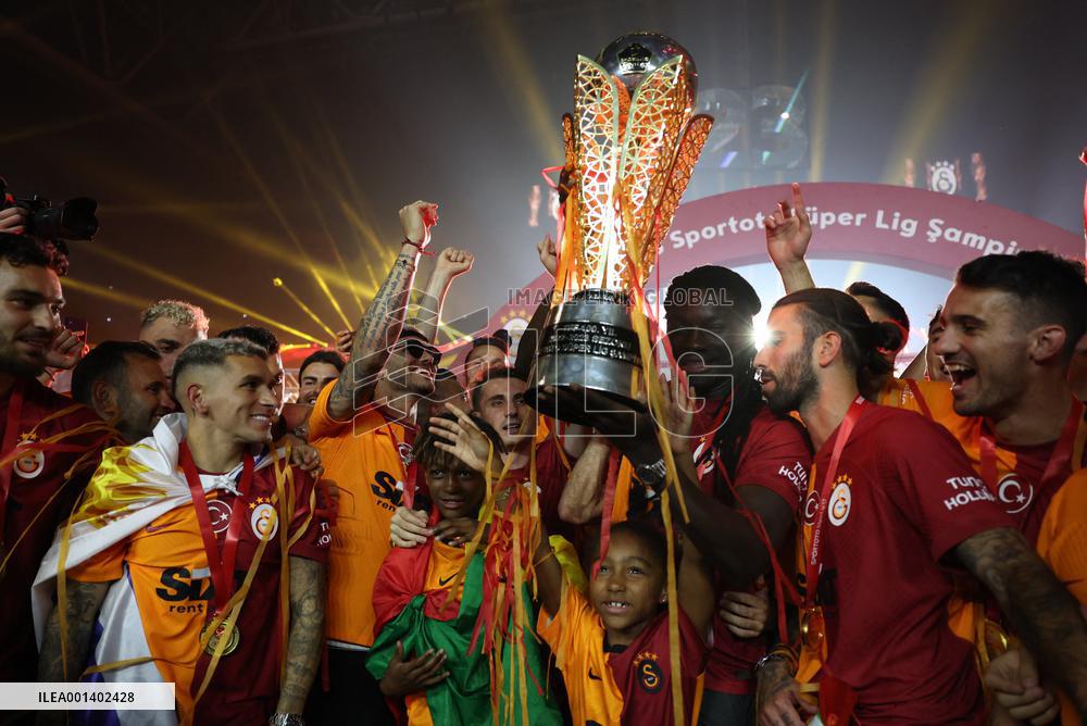 Galatasaray Players Enjoy Super Lig Championship Ceremony - Istanbul