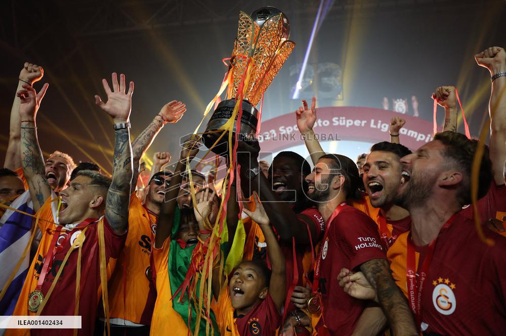 Galatasaray Players Enjoy Super Lig Championship Ceremony - Istanbul