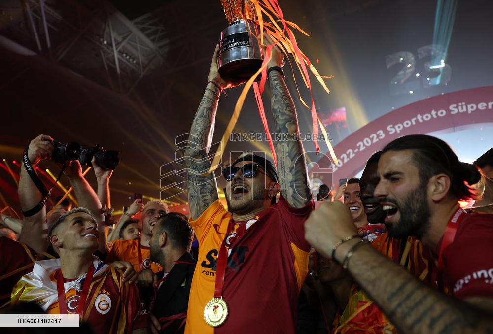 Galatasaray Players Enjoy Super Lig Championship Ceremony - Istanbul