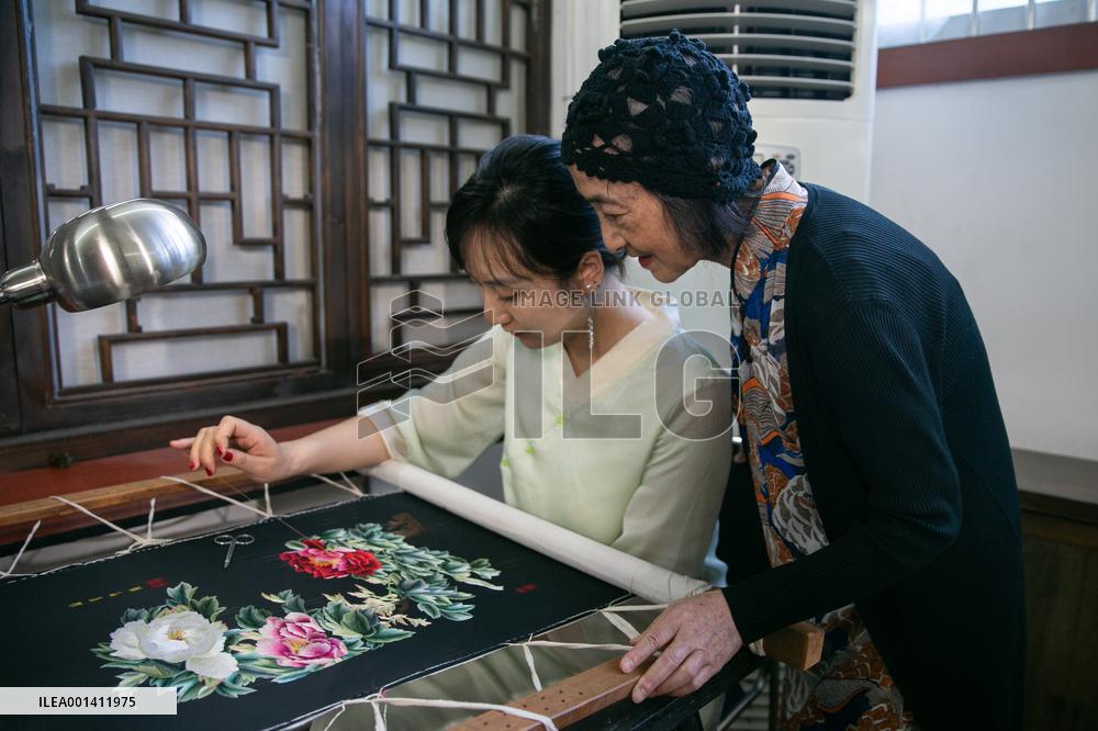 CHINA-CHONGQING-SHU EMBROIDERY (CN)