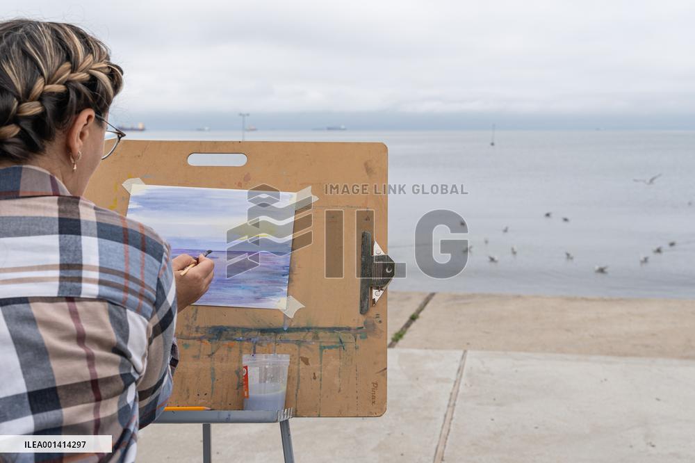 RUSSIA-VLADIVOSTOK-PAINTING ACTIVITY