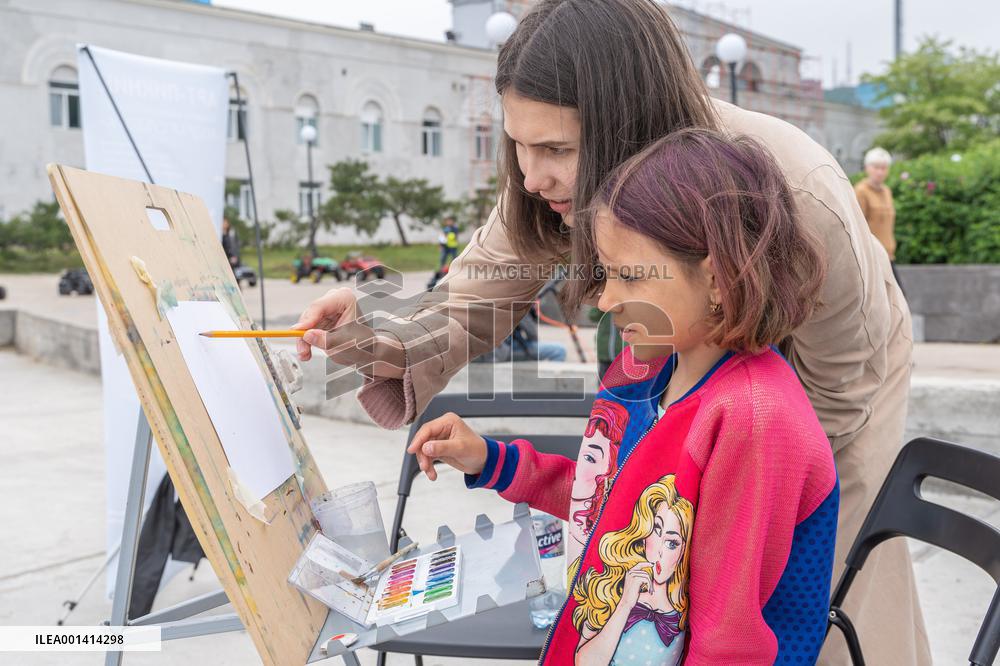 RUSSIA-VLADIVOSTOK-PAINTING ACTIVITY
