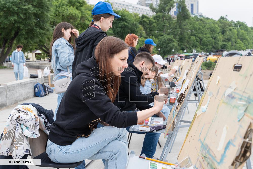 RUSSIA-VLADIVOSTOK-PAINTING ACTIVITY
