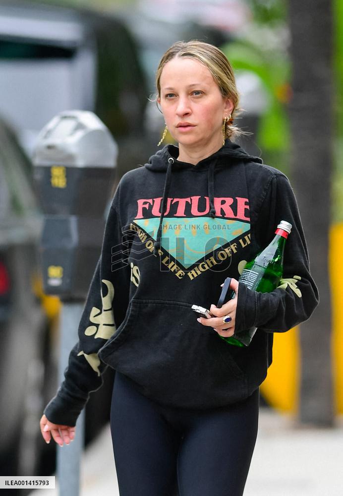 Jennifer Meyer Out In Los Angeles