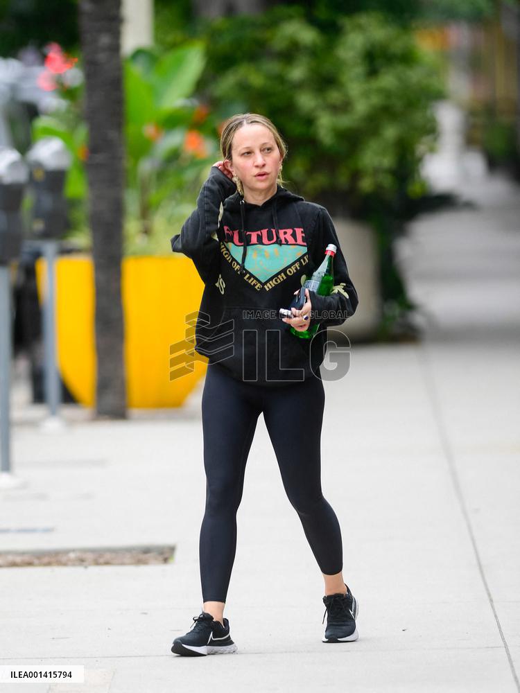 Jennifer Meyer Out In Los Angeles